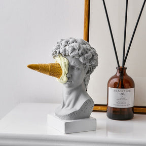 Escultura Nórdica Davi com Sorvete - Inspira