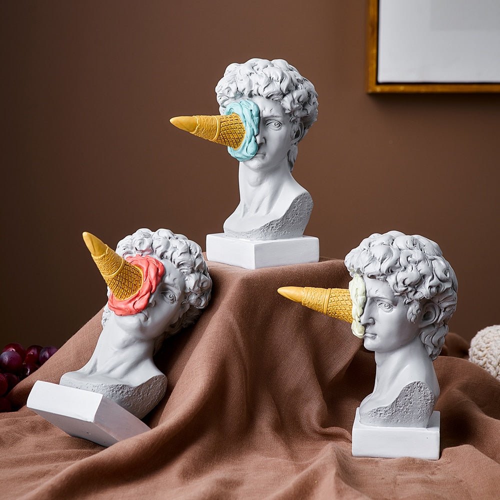 Escultura Nórdica Davi com Sorvete - Inspira